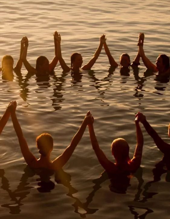 Círculo de mujeres al atardecer